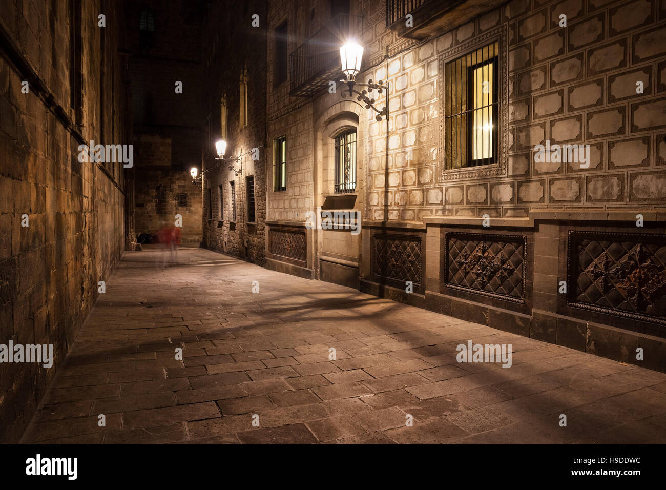 Spagna, Barcellona, quartiere Gotico (Barri Gotic), la Città Vecchia, la strada stretta di notte, il centro storico della città Foto Stock