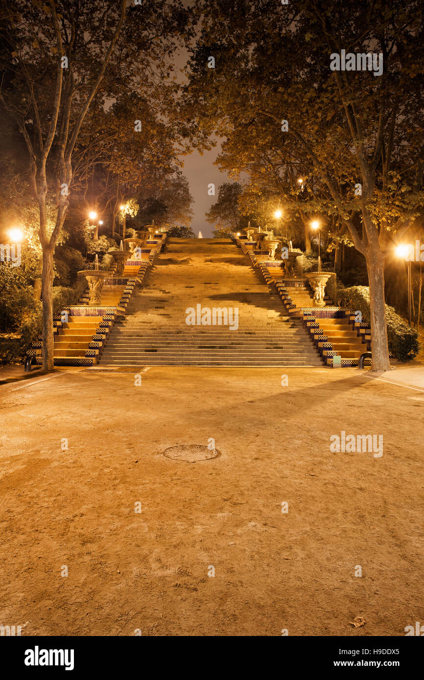Scala di accesso alla collina di Montjuic di notte a Barcellona, Passeig de Jean Forestier Foto Stock