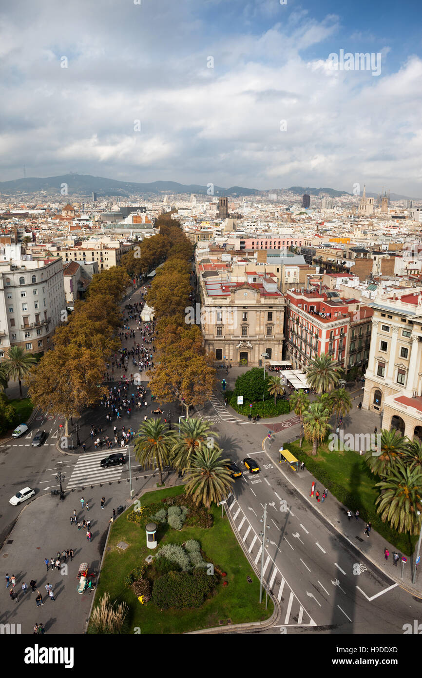 Las Ramblas (La Rambla) street e Boulevard a Barcellona, in Catalogna, Spagna, Centro citta', vista da sopra. Foto Stock