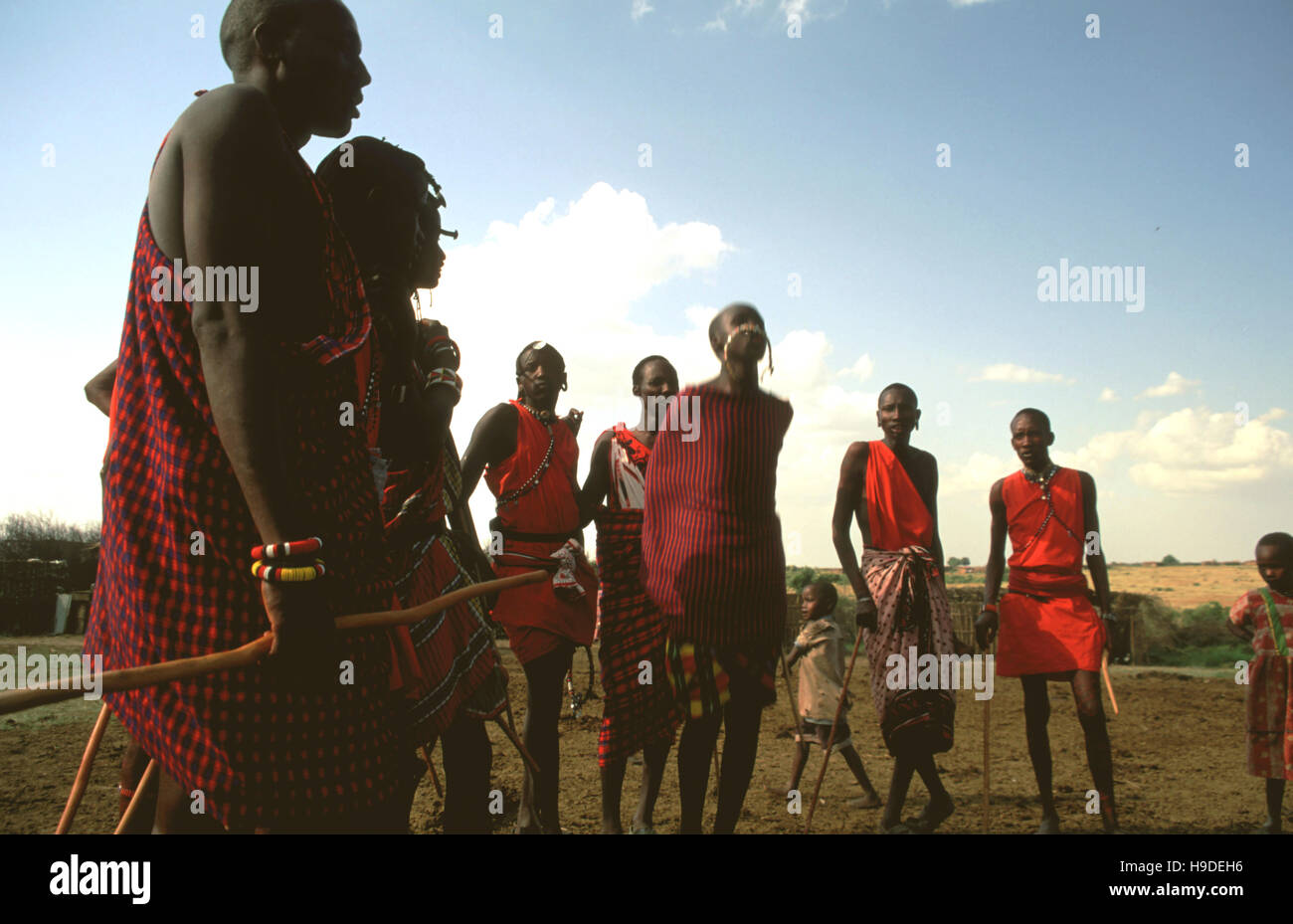 Maasai semi-nomadi situato nella Riserva Nazionale di Masai Mara Kenya Africa. Tutta la sua forza era basata su una organizzazione militare. Mentre il loro nom Foto Stock