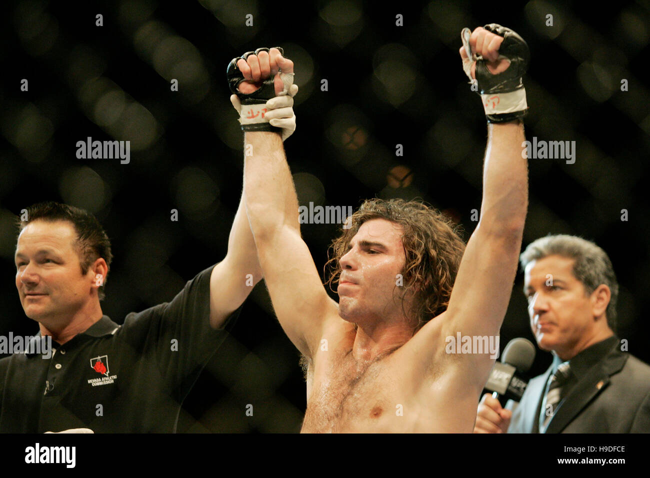 Clay Guida celebra la sua vittoria su Justin James a Ultimate Fighting Championships (UFC) 64 al Mandalay Bay Events Centre di Las Vegas, Nevada, Sabato 14 Ottobre, 2006. Photo credit: Francesco Specker Foto Stock