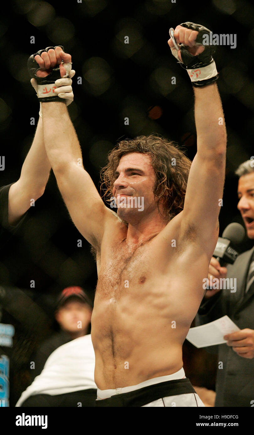 Clay Guida celebra la sua vittoria su Justin James a Ultimate Fighting Championships (UFC) 64 al Mandalay Bay Events Centre di Las Vegas, Nevada, Sabato 14 Ottobre, 2006. Photo credit: Francesco Specker Foto Stock