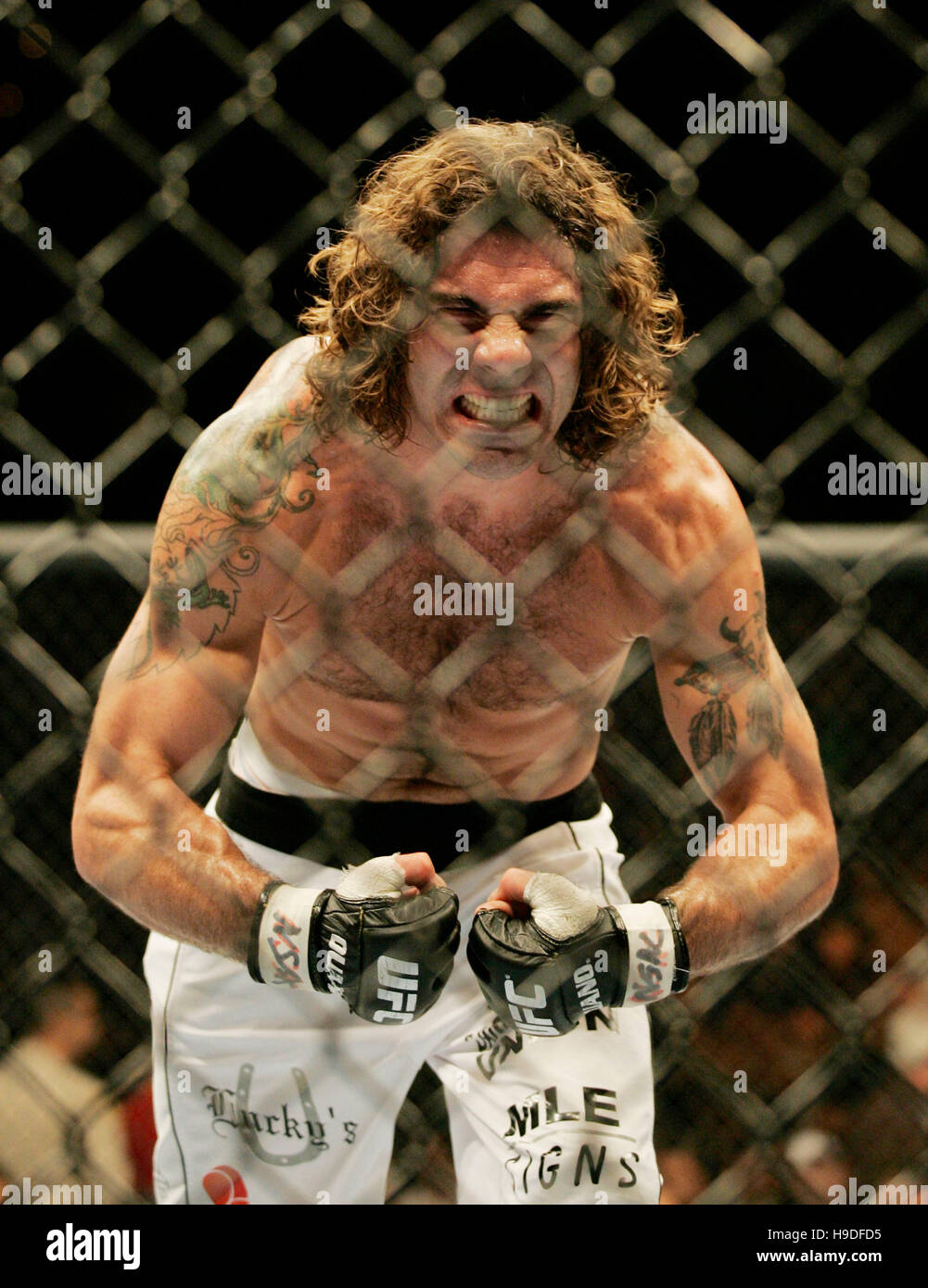 Clay Guida celebra la sua vittoria su Justin James a Ultimate Fighting Championships (UFC) 64 al Mandalay Bay Events Centre di Las Vegas, Nevada, Sabato 14 Ottobre, 2006. Photo credit: Francesco Specker Foto Stock