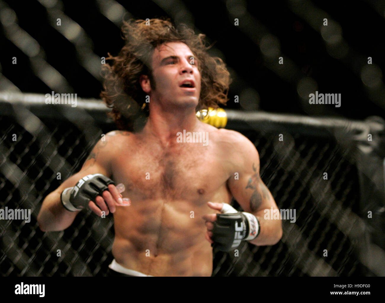 Clay Guida celebra la sua vittoria su Justin James a Ultimate Fighting Championships (UFC) 64 al Mandalay Bay Events Centre di Las Vegas, Nevada, Sabato 14 Ottobre, 2006. Photo credit: Francesco Specker Foto Stock