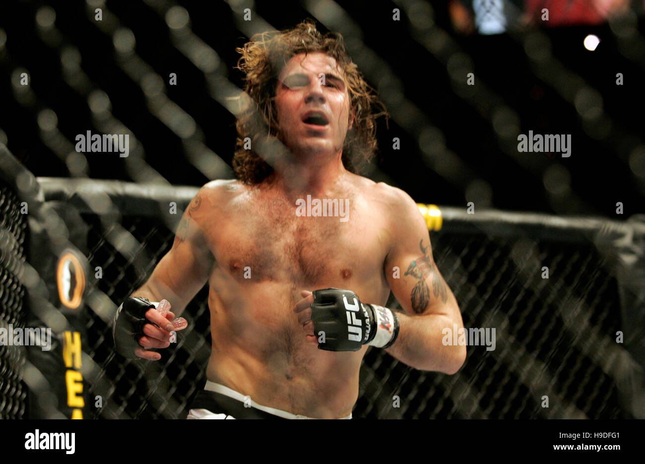 Clay Guida celebra la sua vittoria su Justin James a Ultimate Fighting Championships (UFC) 64 al Mandalay Bay Events Centre di Las Vegas, Nevada, Sabato 14 Ottobre, 2006. Photo credit: Francesco Specker Foto Stock