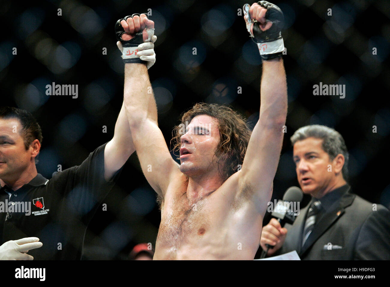 Clay Guida celebra la sua vittoria su Justin James a Ultimate Fighting Championships (UFC) 64 al Mandalay Bay Events Centre di Las Vegas, Nevada, Sabato 14 Ottobre, 2006. Photo credit: Francesco Specker Foto Stock