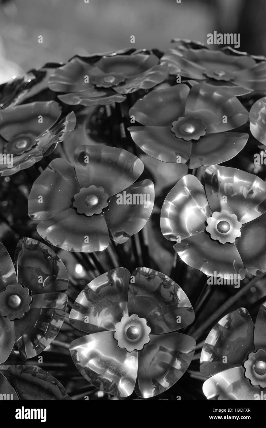 Scultura mostra taglio metallo, Doddington Hall Lincolnshire, taglio fatto a mano, figure da giardino naturale, statue, spazio pubblico, sculture, arte Foto Stock