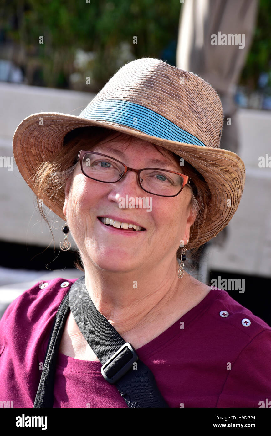 Donna proteggere la pelle con un cappello di paglia. La persona in questa  foto è il fotografo Foto stock - Alamy