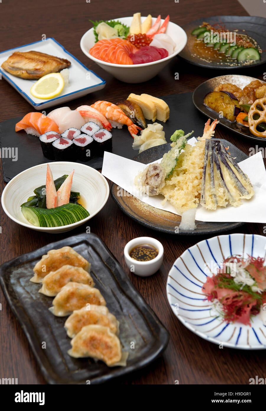 Una selezione di piatti giapponesi  inc.sushi,tempura,donburi,yakiudon,noodles,teriyaki,tonkatsu,katsu,gyoza,karaage,kozara.a  Foto stock - Alamy
