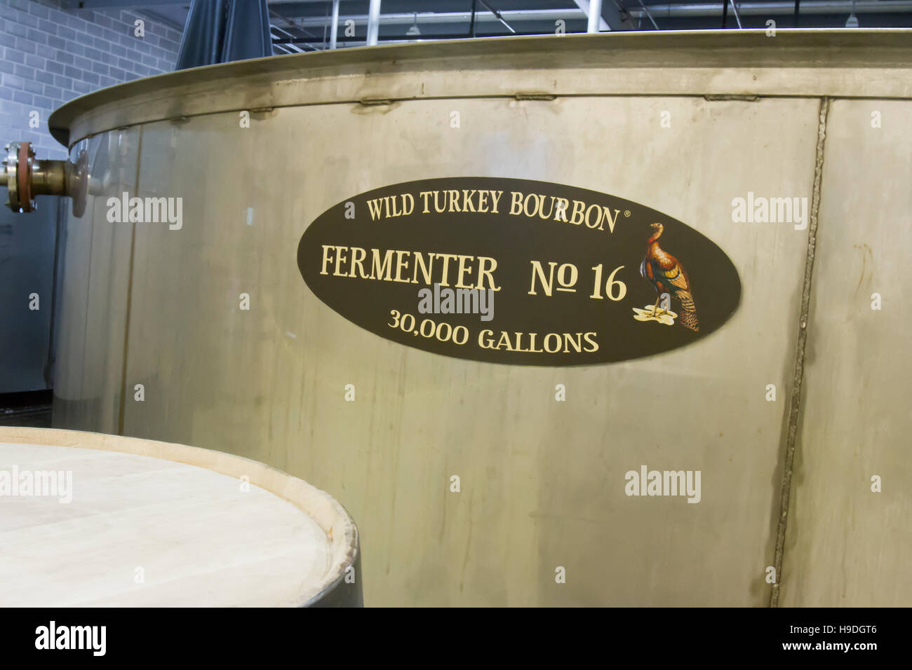 Lawrenceburg, KY, Stati Uniti d'America - 19 Ottobre 2016 : Vasca di fermentazione in Wild Turchia Borbone distilleria. Foto Stock