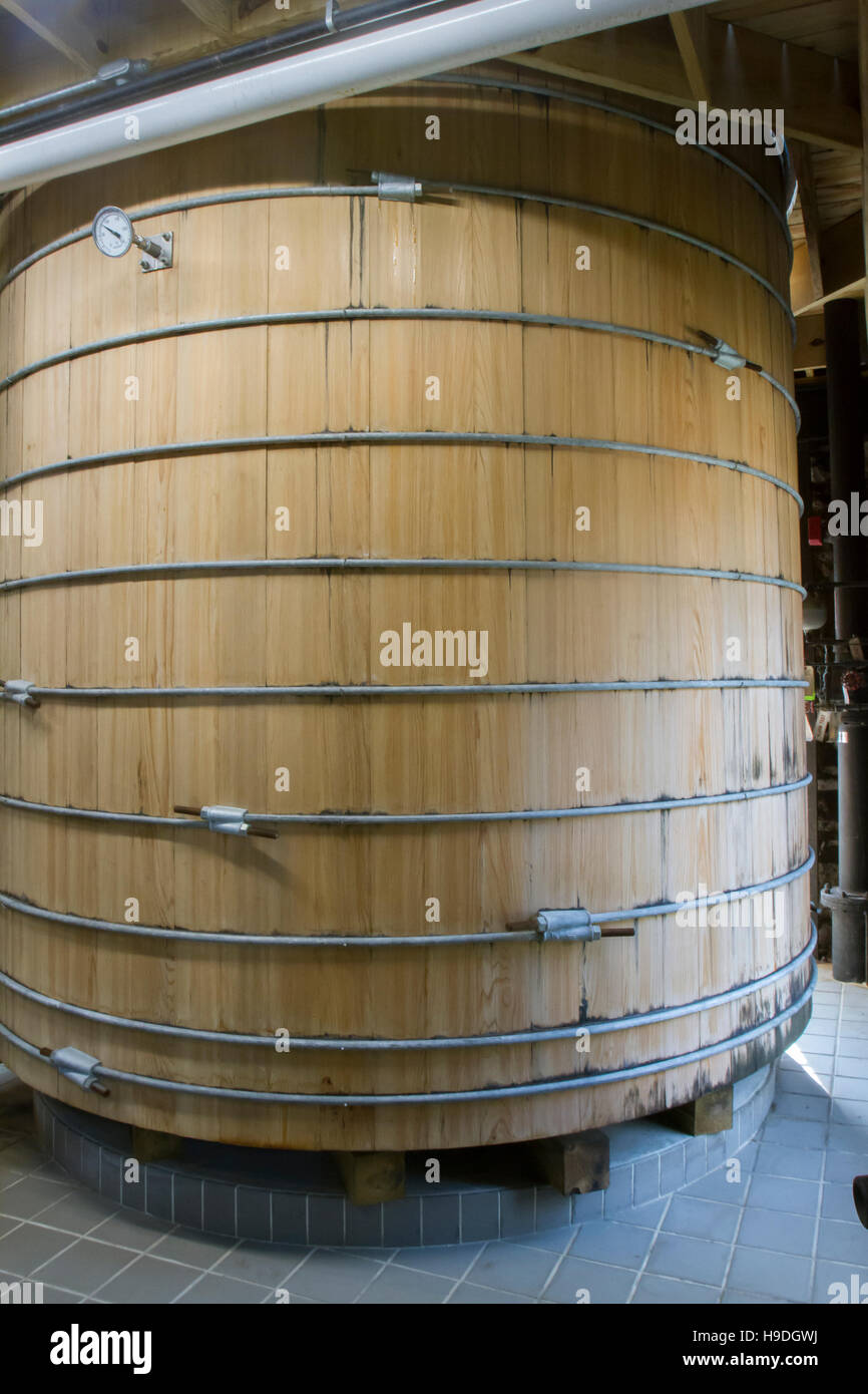 Botte di rovere iva per fermentazione in distilleria di Borbone. Foto Stock