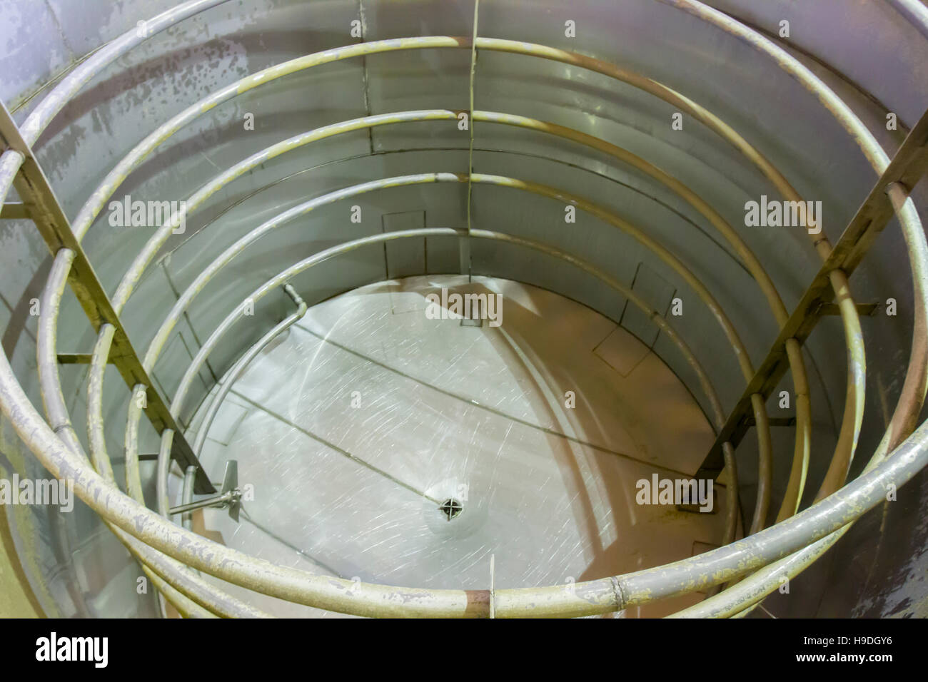 All'interno di vuoti di metallo serbatoio di fermentazione in craft borbone distilleria. Foto Stock
