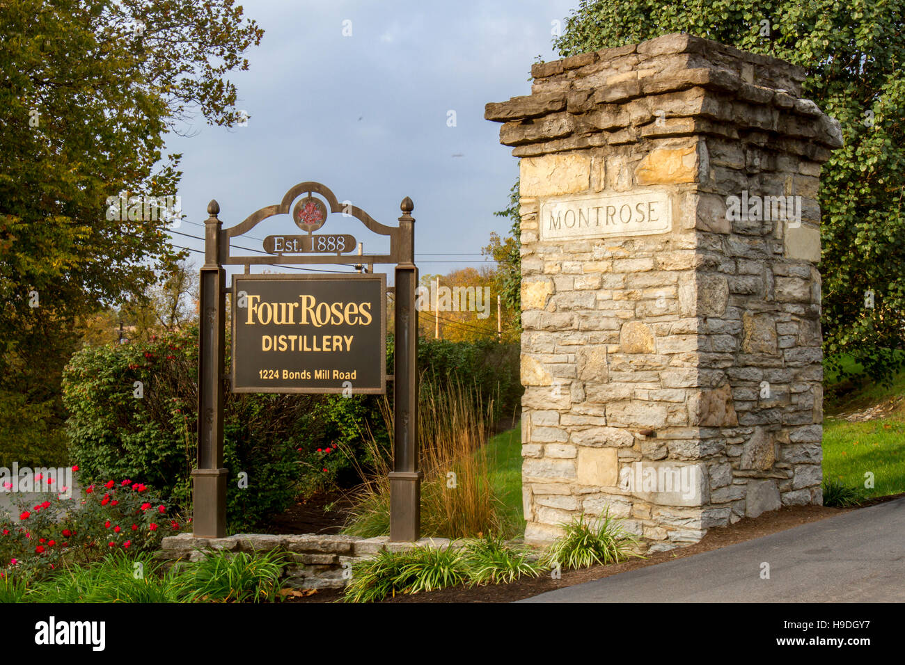 Lawrenceburg, KY, Stati Uniti d'America - 19 Ottobre 2016 : Ingresso segno al Four Roses Distillery su Kentucky Bourbon Trail. Foto Stock