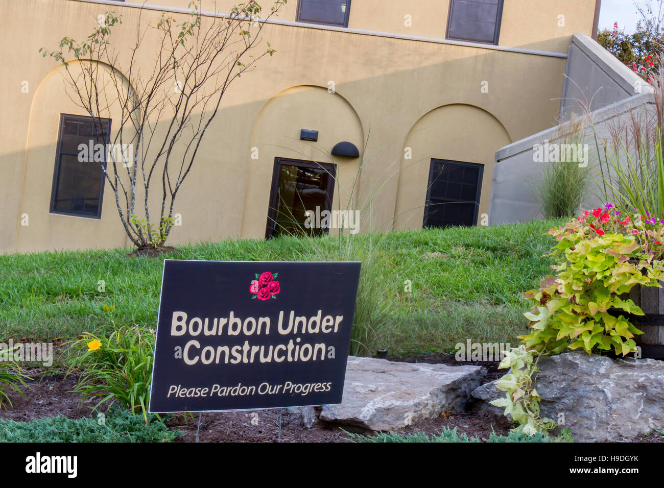 Lawrenceburg, KY, Stati Uniti d'America - 19 Ottobre 2016 : Borbone sotto il segno di costruzione al di fuori di 4 rose distilleria nel Kentucky. Foto Stock