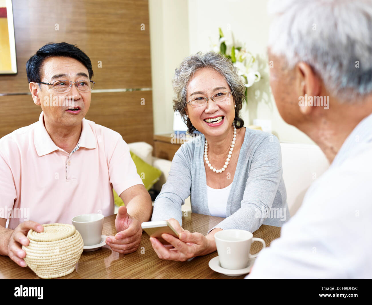 Senior popoli asiatici avente una piacevole conversazione Foto Stock