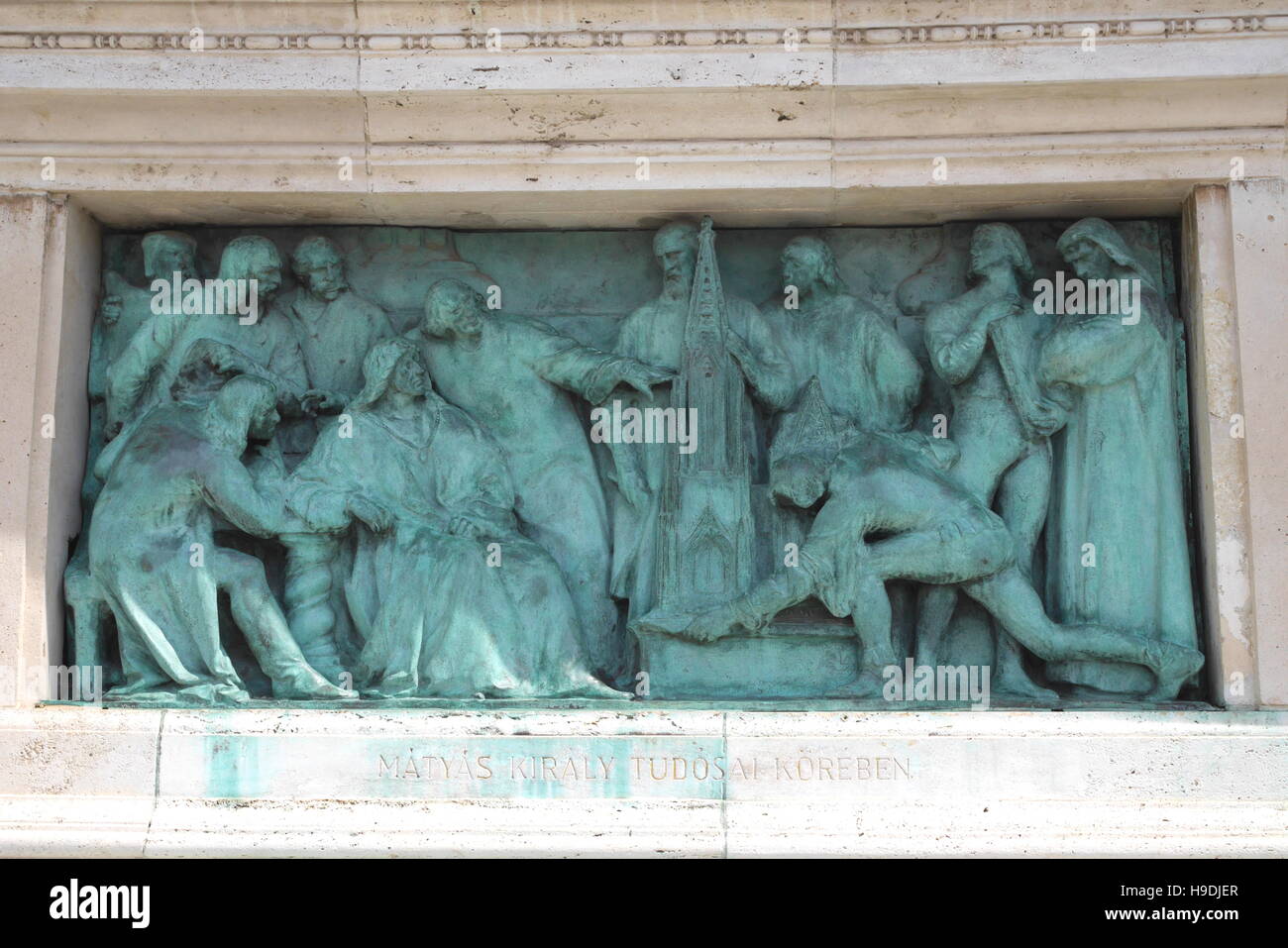 Rilievo bronzeo di Re Matyas Corvinus, il colonnato del Monumento Millenario, Piazza degli Eroi (Hosok tere), Budapest, Ungheria Foto Stock