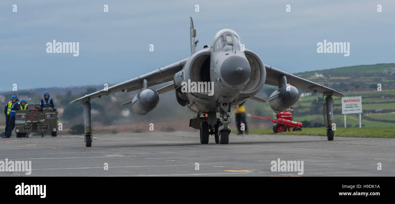 RNAS Culdrose treni di gestori di aeromobili per le operazioni sulla futura portaerei Foto Stock