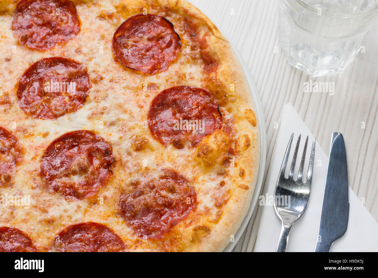 Dettaglio di deliziosi salami pizza sul tavolo Foto Stock