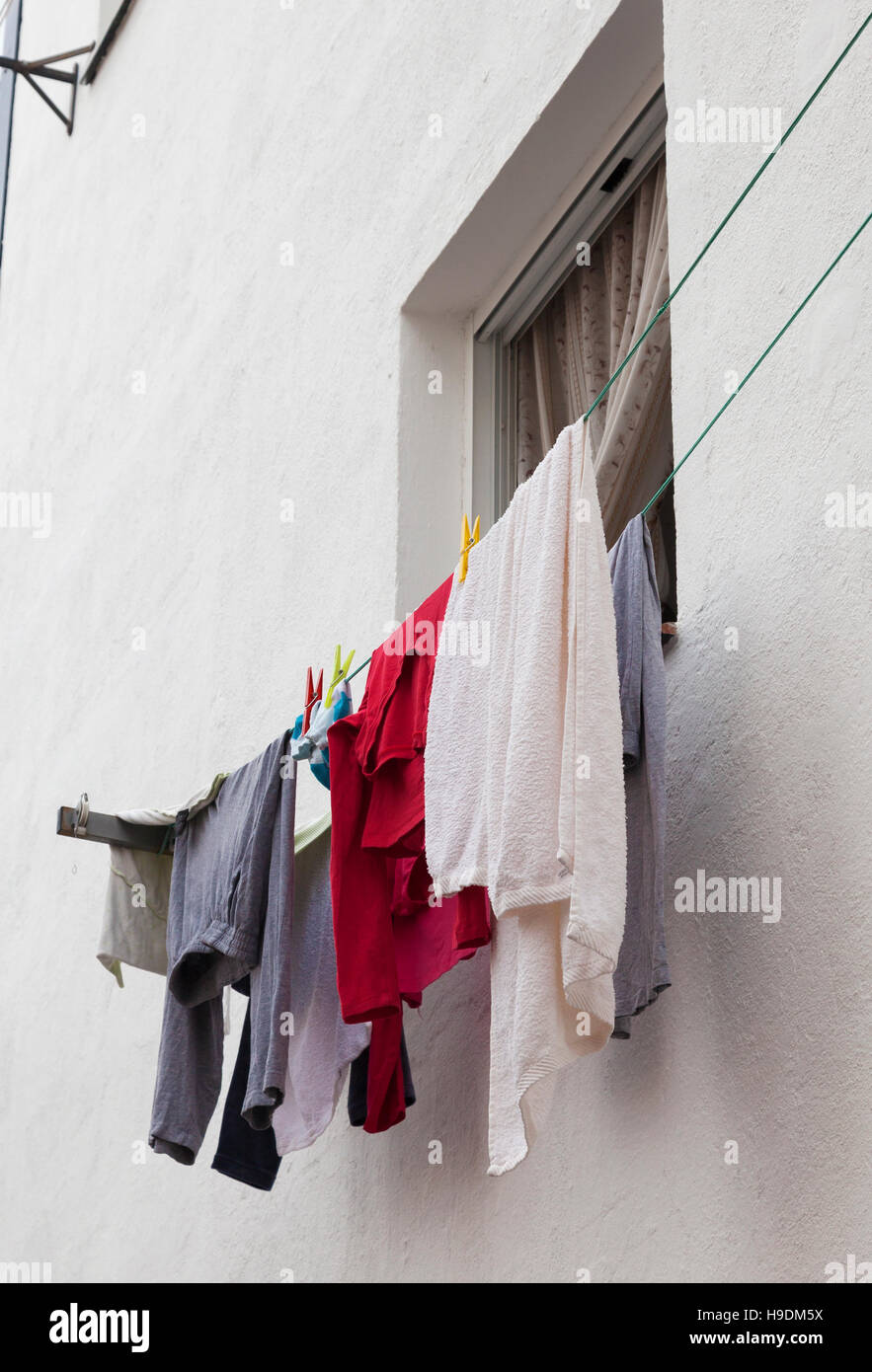 Asciugatura della biancheria appesa sulla linea di abbigliamento nella città spagnola Foto Stock