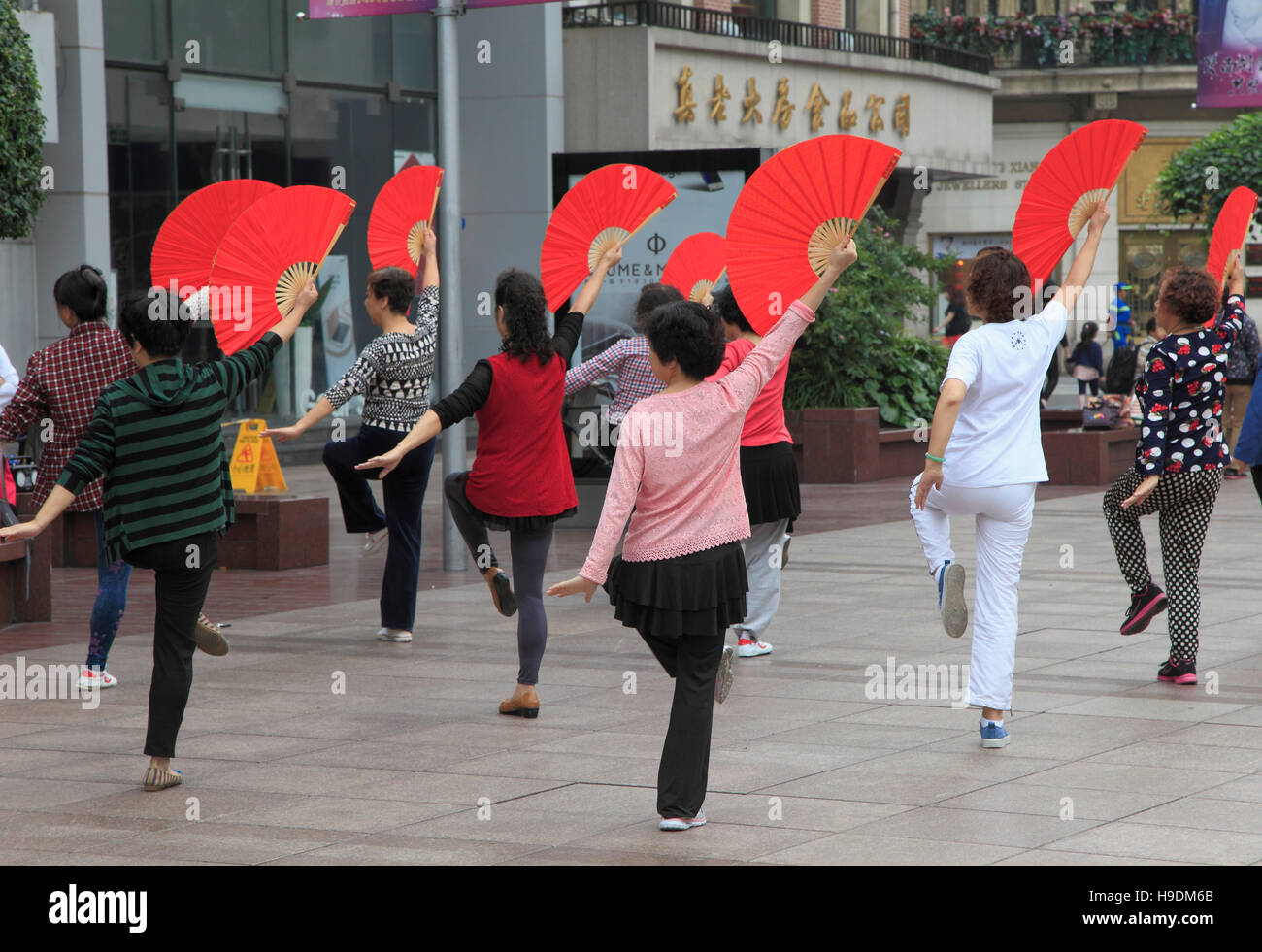 Cina, Shanghai, persone, ginnastica mattutina, tai chi, Foto Stock