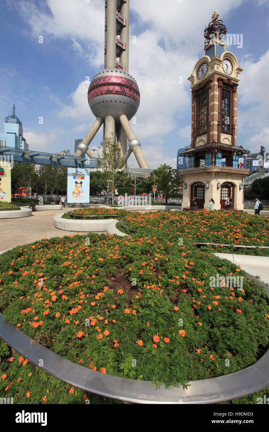 Cina, Shanghai Pudong, Oriental Pearl Tower, clock tower, parco, Foto Stock