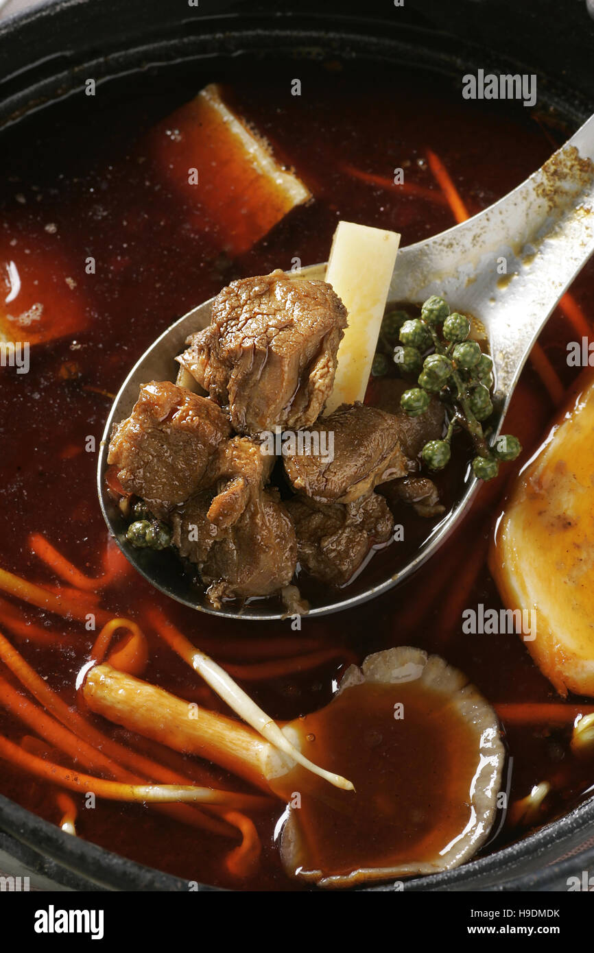 Cinese la zuppa a base di erbe hot pot con carne di manzo Foto Stock