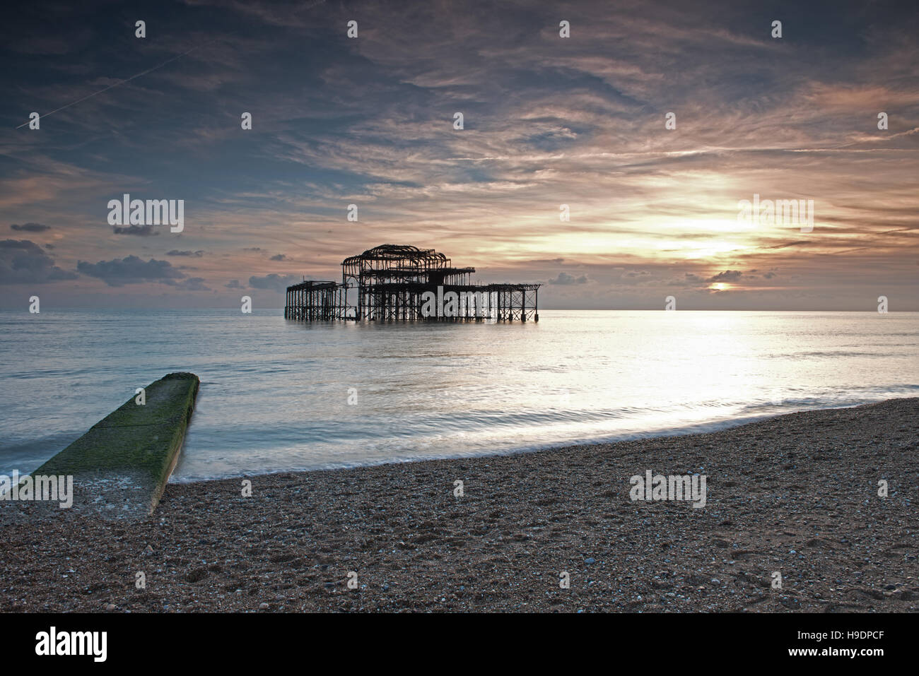 Resti del Molo Ovest al tramonto, Brighton East Sussex, England, Regno Unito, GB Foto Stock