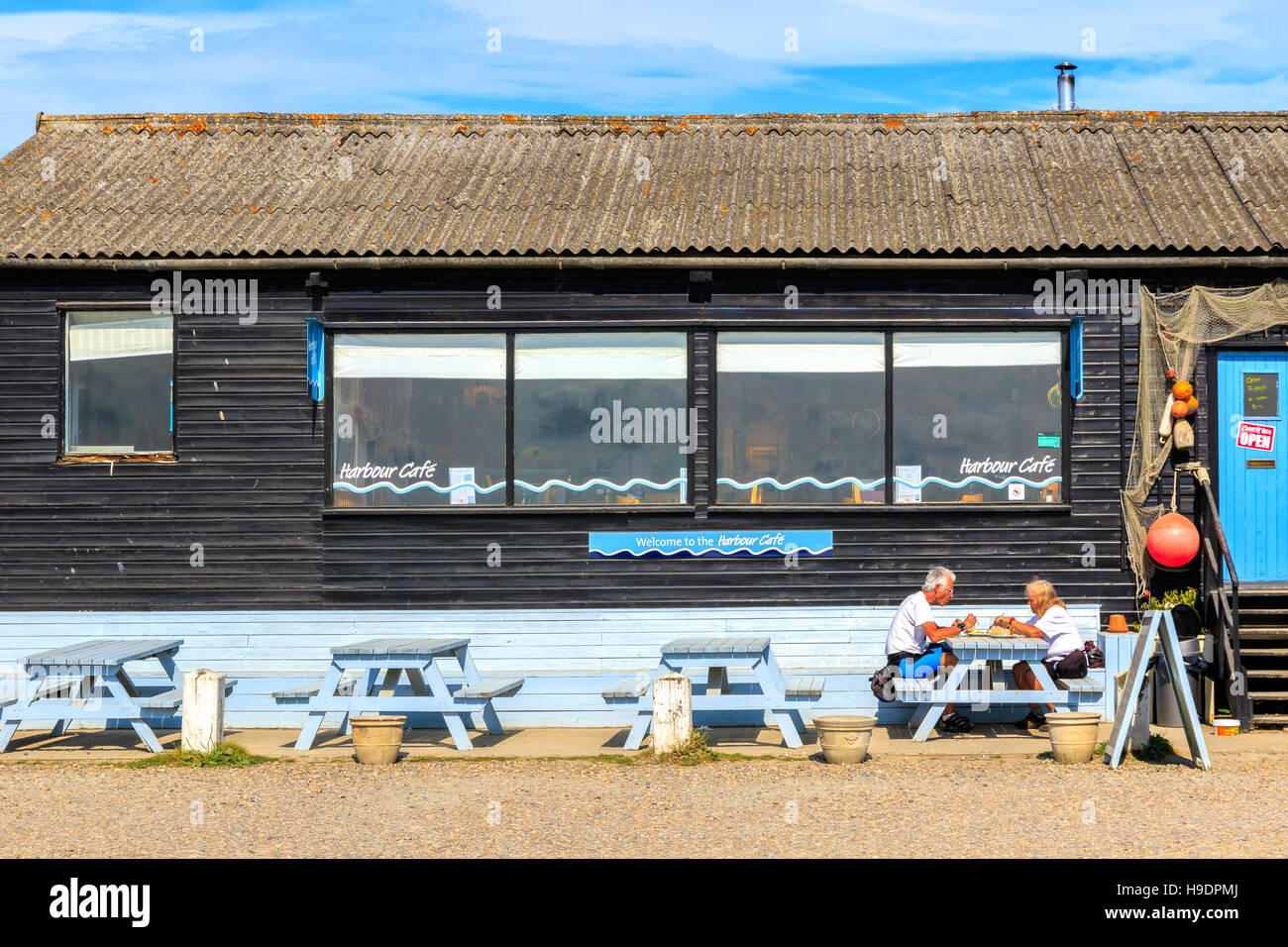 Southwold, Regno Unito - 18 agosto 2016 - cafè locale accanto al fiume Blyth a Southwold harbour con picnic esterno panche Foto Stock