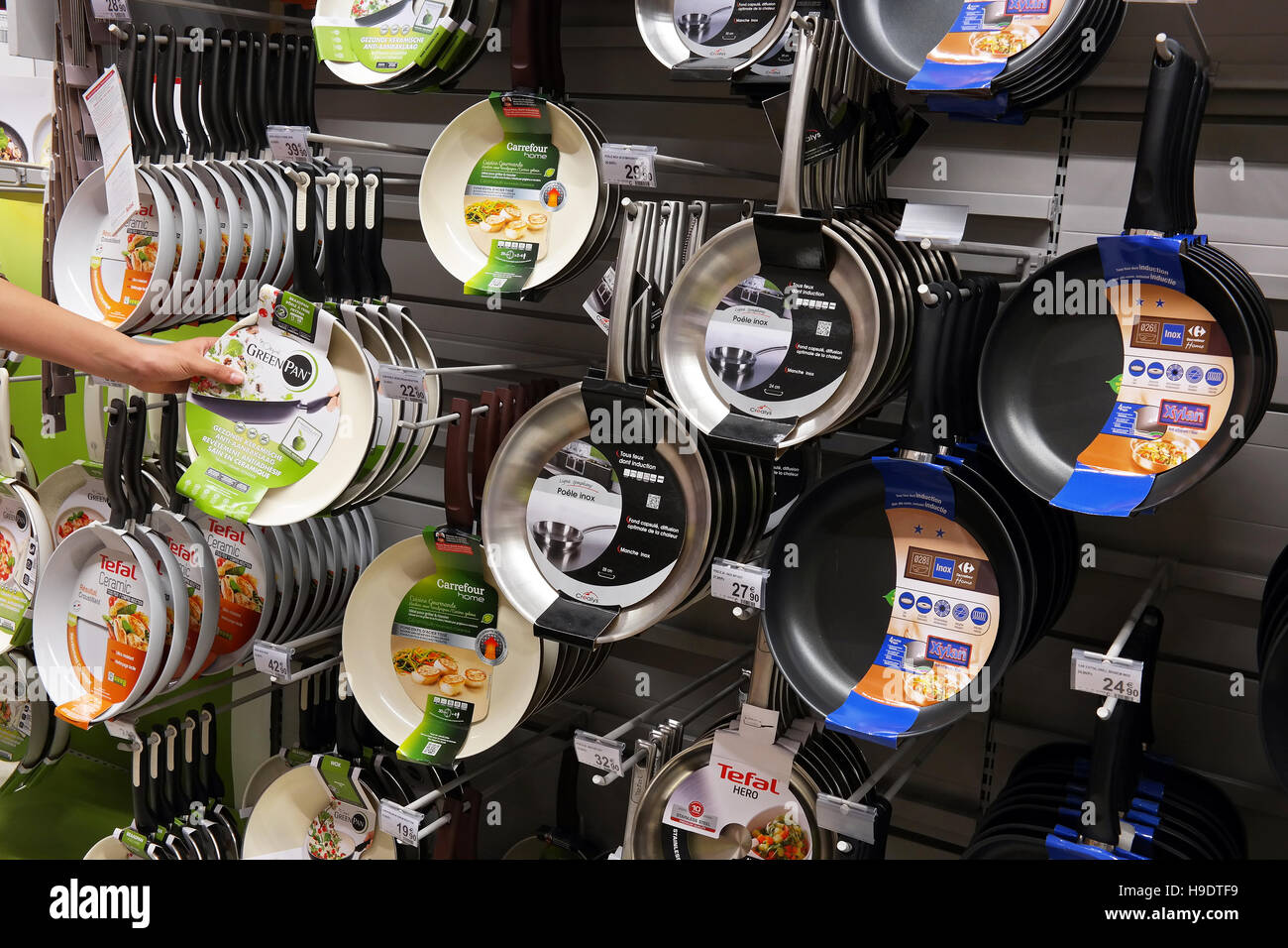 Padelle in un Ipermercato Carrefour. Foto Stock