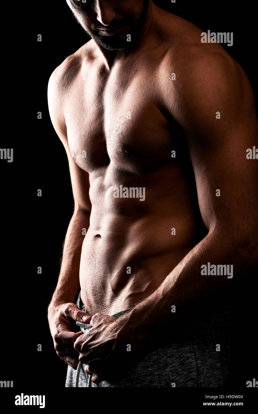 Un bel giovane atleta in piedi mezza nuda Foto stock - Alamy