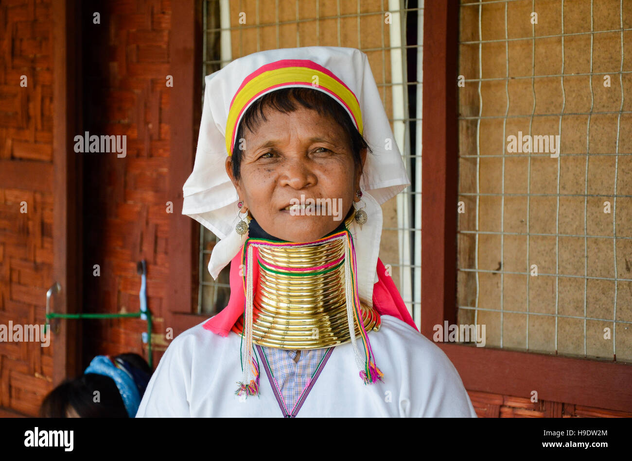 Padaung 'lungo collo donna", indossando i tradizionali anelli di metallo intorno al suo collo, tessitura su un telaio Foto Stock