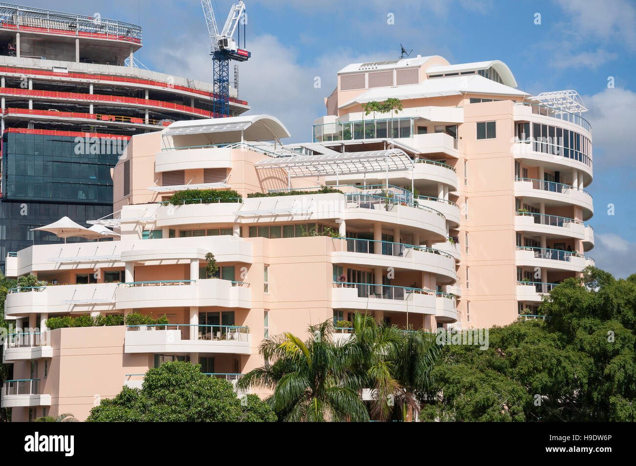 Appartamento moderno edificio che si affaccia sul Fiume Brisbane e della città e la città di Brisbane, Brisbane, Queensland, Australia Foto Stock
