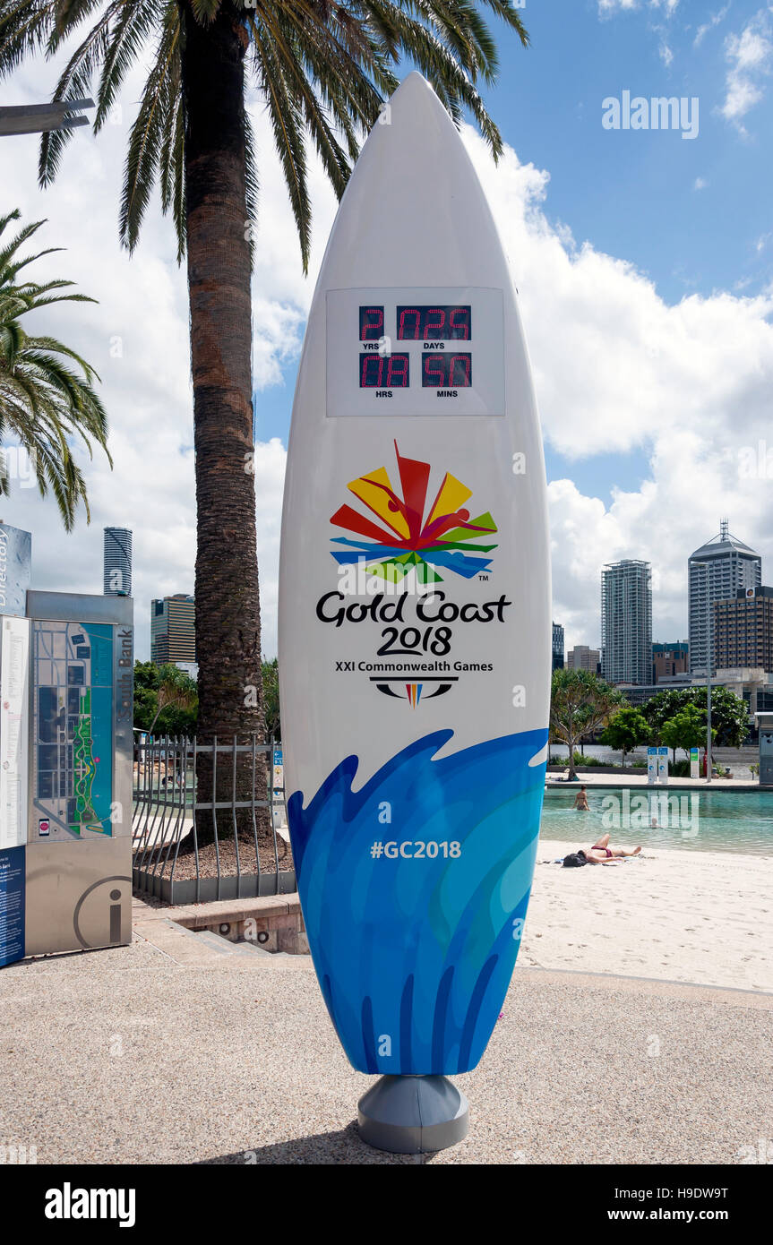 Tavola da surf con orologio per il conto alla rovescia per la Gold Coast Commonwealth Games 2018, Strade Spiaggia, South Bank, Brisbane, Queensland, Australia Foto Stock