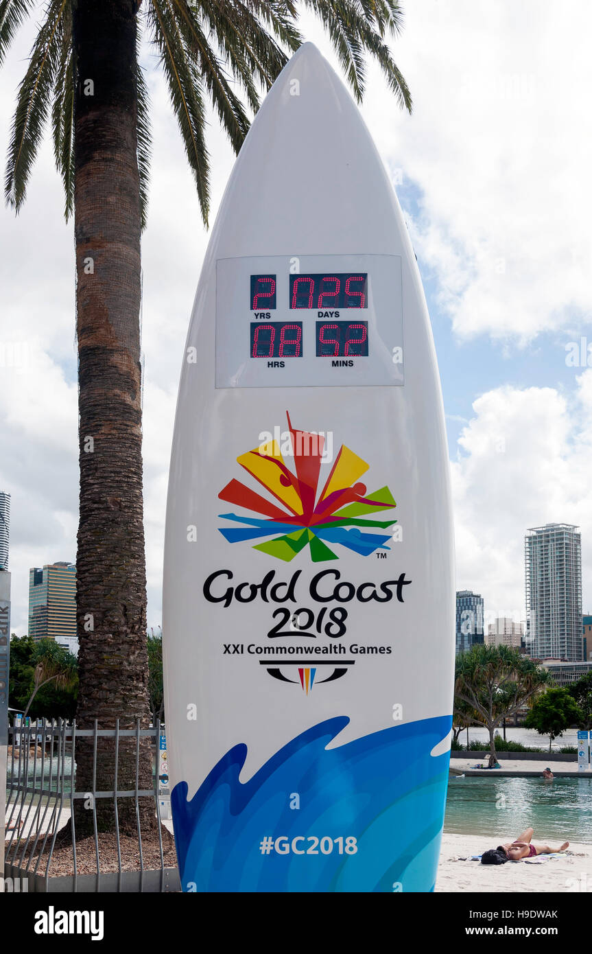 Tavola da surf con orologio per il conto alla rovescia per la Gold Coast Commonwealth Games 2018, Strade Spiaggia, South Bank, Brisbane, Queensland, Australia Foto Stock