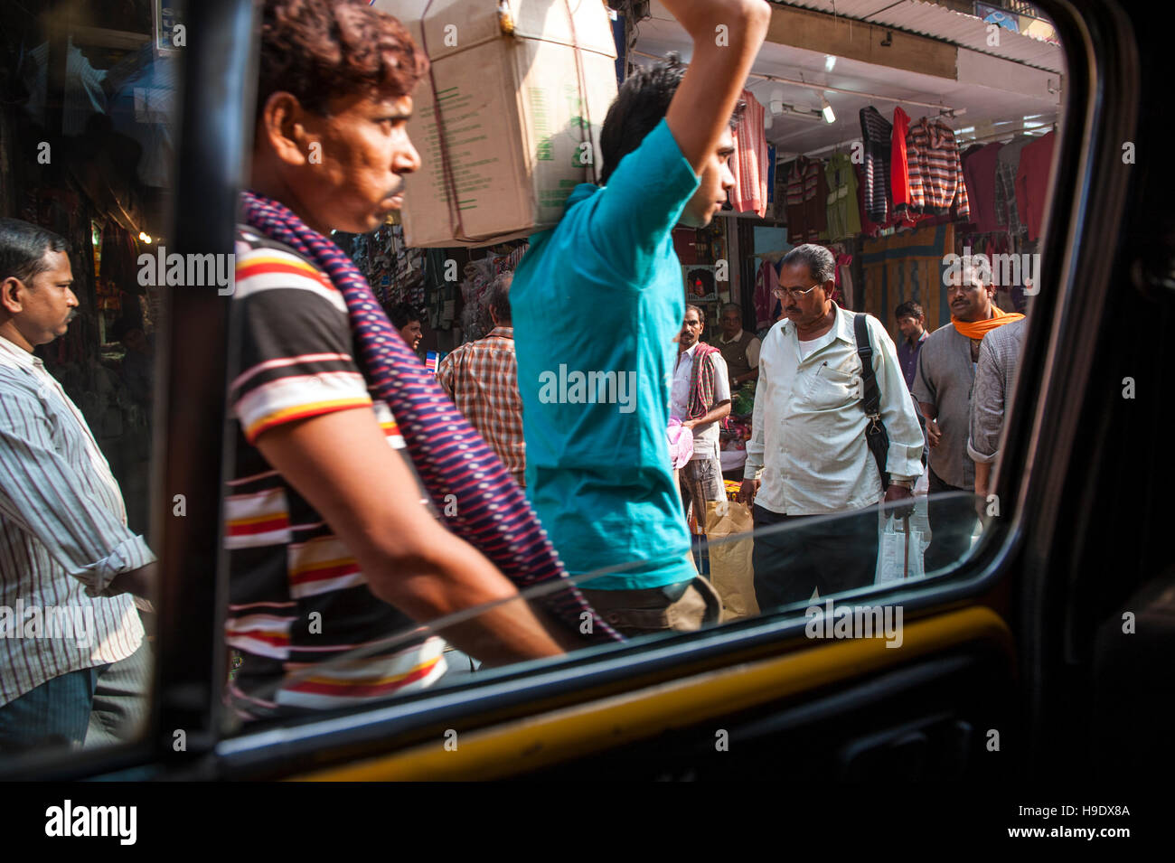 Burra Bazaar, altrimenti noto come Bara Bazaar, nel centro di Calcutta. Uno di India il più grande dei mercati all'ingrosso, attrae 50.000 mercanti un giorno. Foto Stock