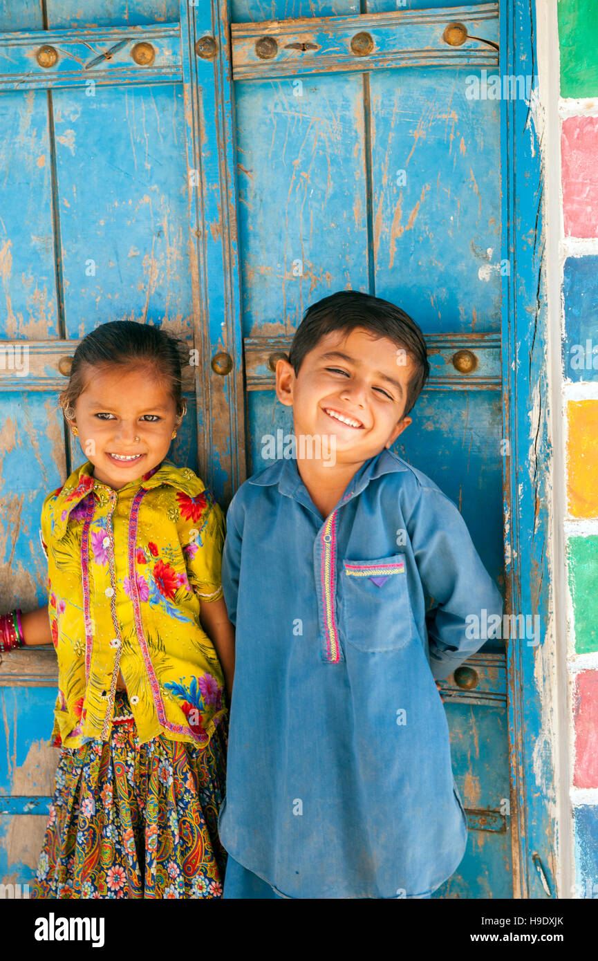 Bambini meghawal davanti alla sua famiglia di mattoni di fango capanna in hodka, un semi-arida regione confinante con la grande raan di kutch Foto Stock