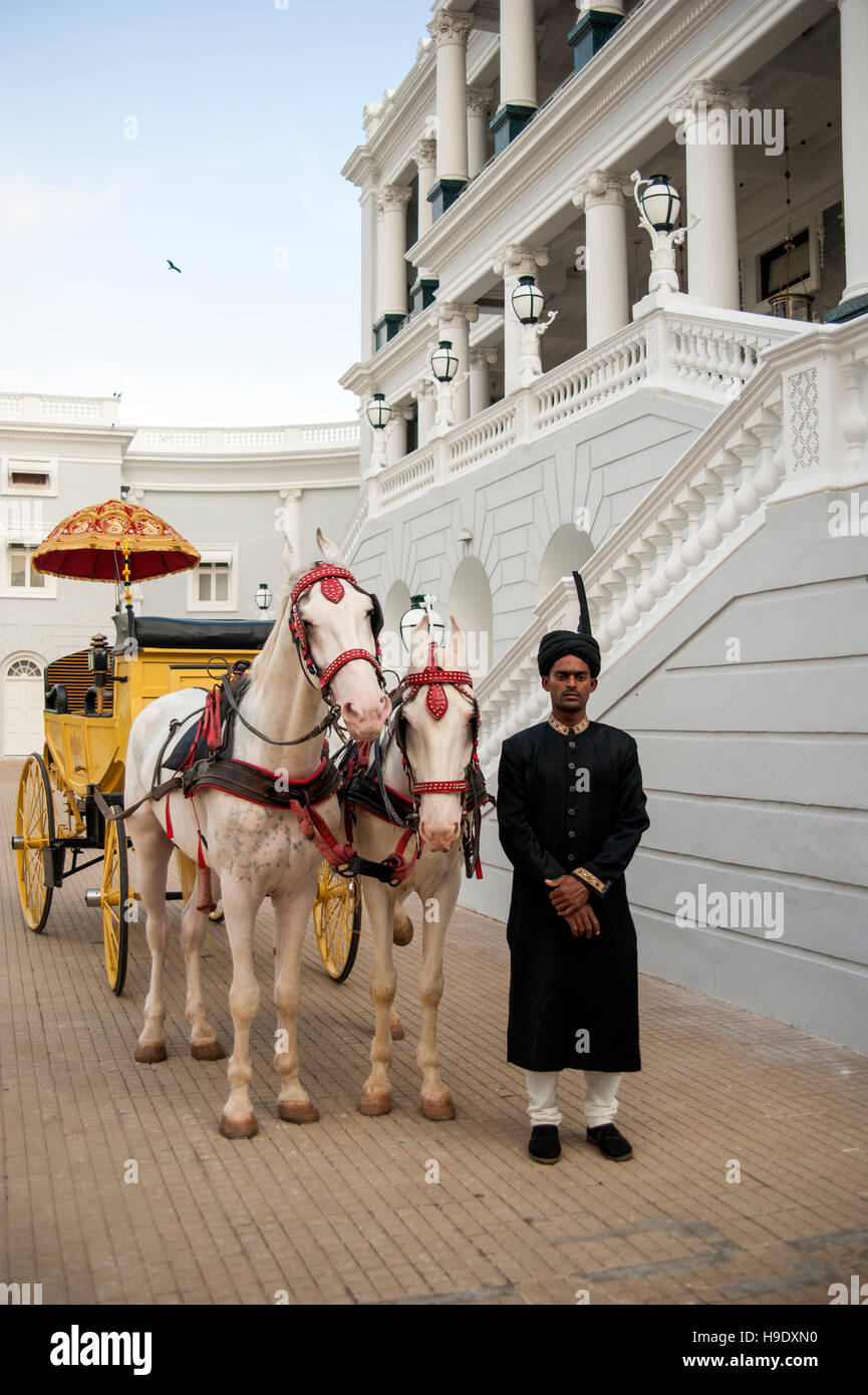 Un allenatore di antiquariato e albino cavalli fuori Falaknuma Palace a Hyderabad, in India. Foto Stock