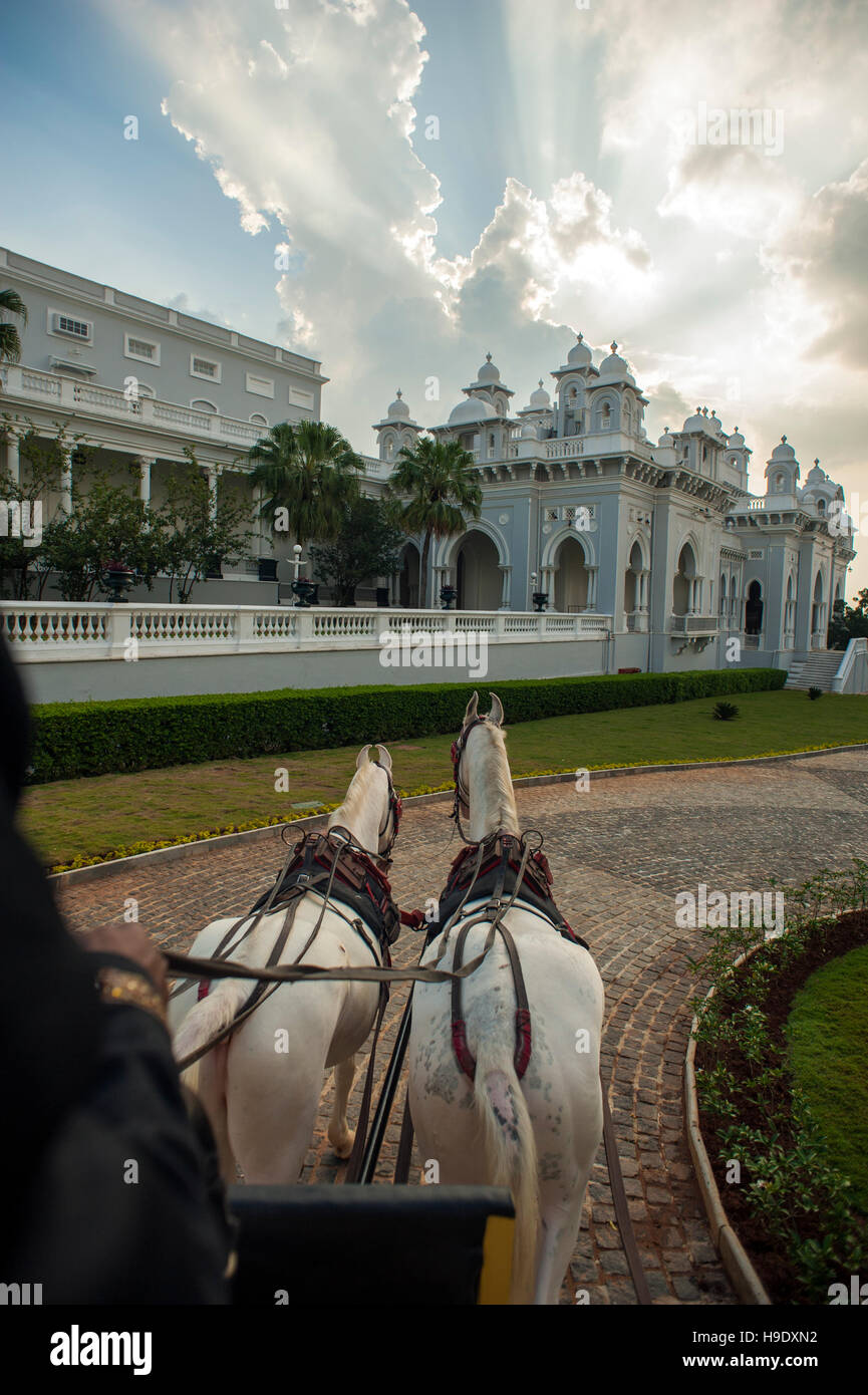 Un allenatore di antiquariato e albino cavalli fuori falaknuma palace a Hyderabad, in India. Foto Stock