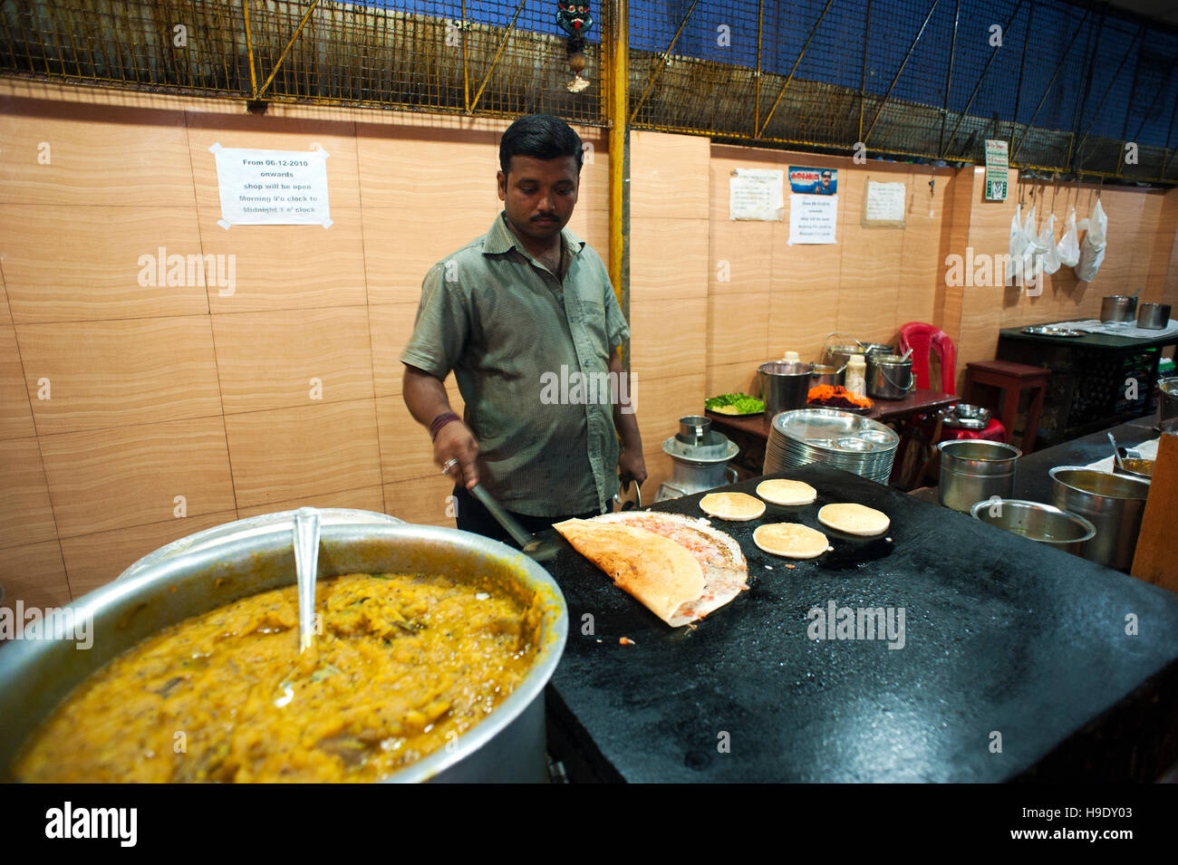 Un'altra notte al Pai dosa in Ernakulam, ampiamente considerato uno dei migliori ristoranti di dosa in Kerala. Foto Stock