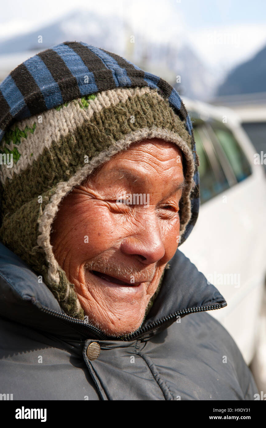 Un anziano uomo Lepcha nel villaggio Lachung, Nord Sikkim, India. Foto Stock