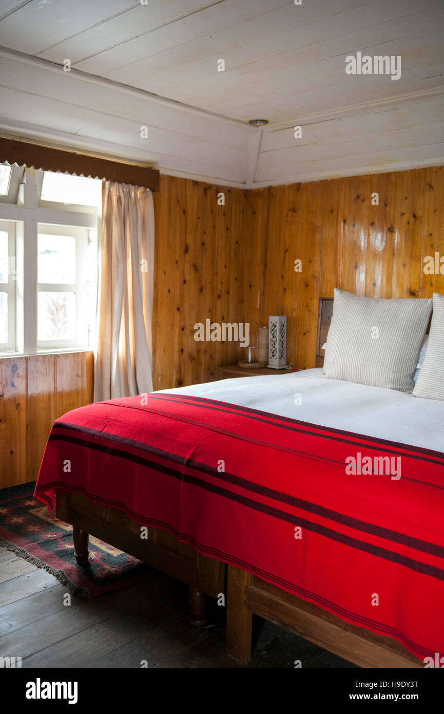 Una camera da letto in Shakti Himalaya' home soggiorno nel villaggio di Radhu Kandu, Sikkim, India. Foto Stock