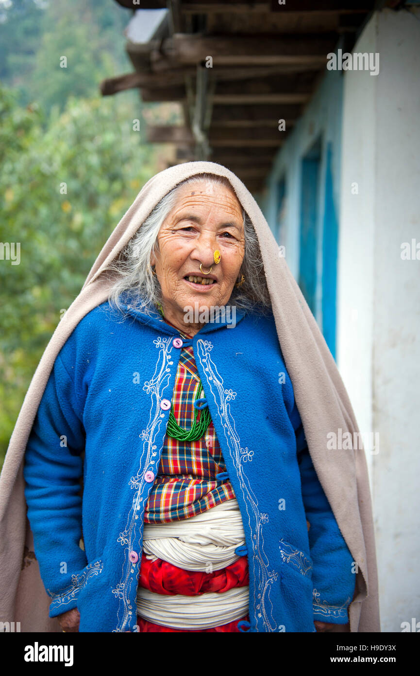 Un'anziana donna Lapcha dal villaggio di Radhu Kandu in Sikkim, India Foto Stock