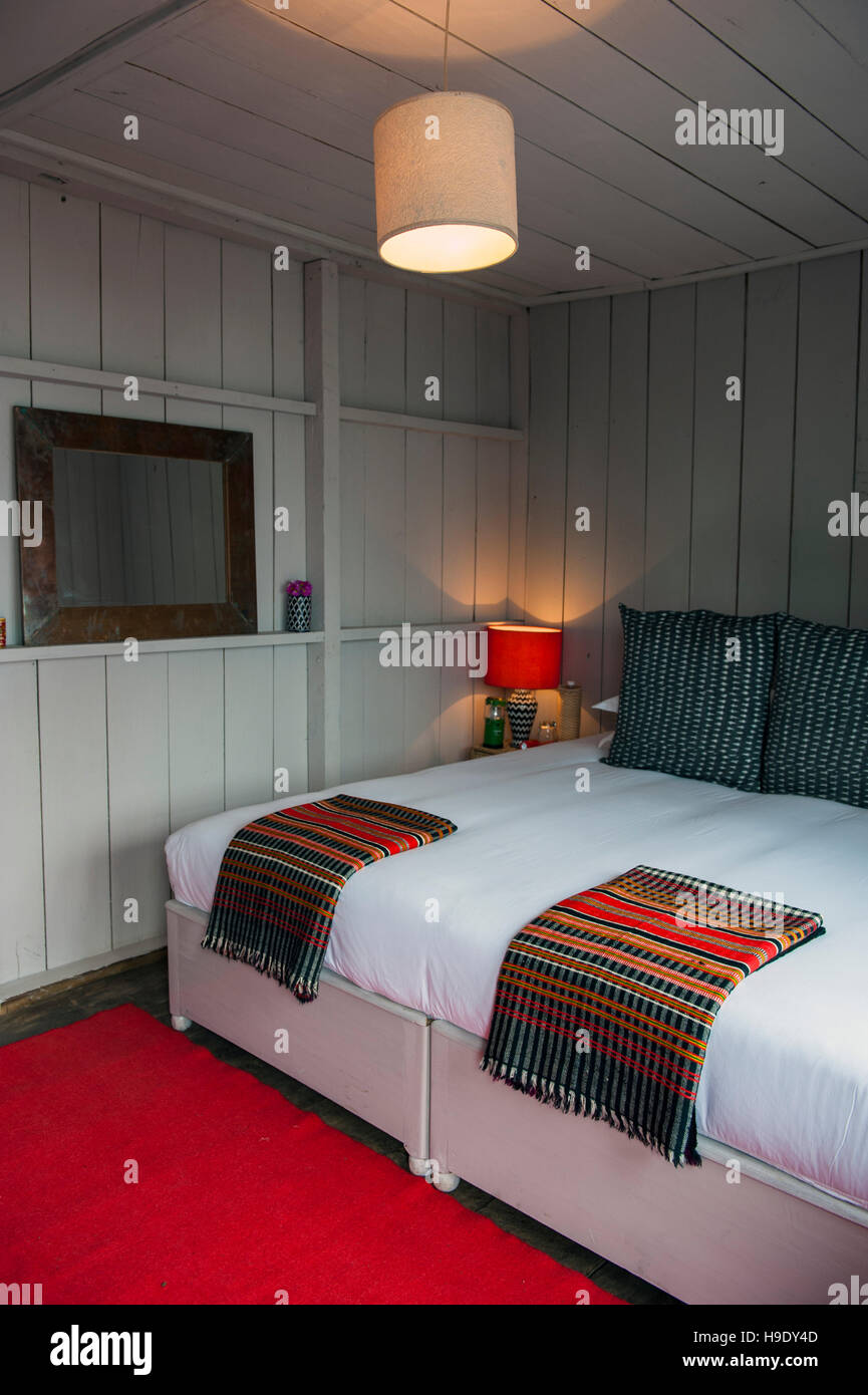 Una camera da letto in Shakti Himalaya's home soggiorno nel villaggio di Hee, in Sikkim, India. Foto Stock