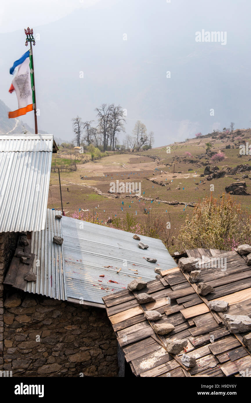 Il tetto di una casa in un villaggio nella valle di Tawang nel nord di Arunachal Pradesh, India. Foto Stock
