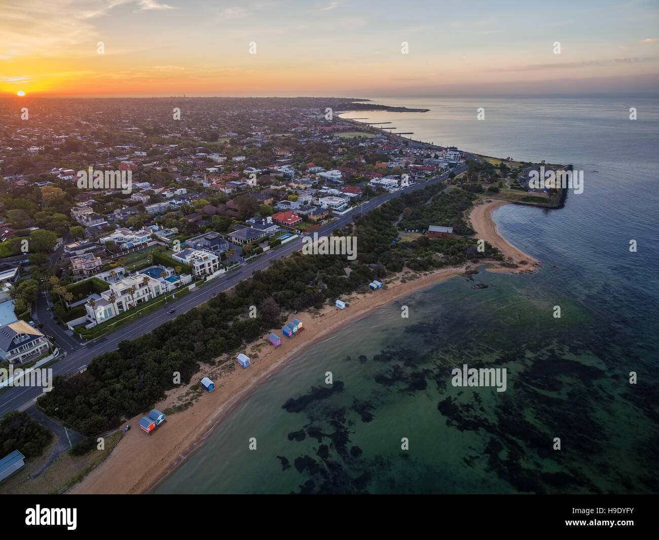 Vista aerea di Alba alla Spiaggia di Brighton costa. Melbourne, Victoria, Australia. Foto Stock