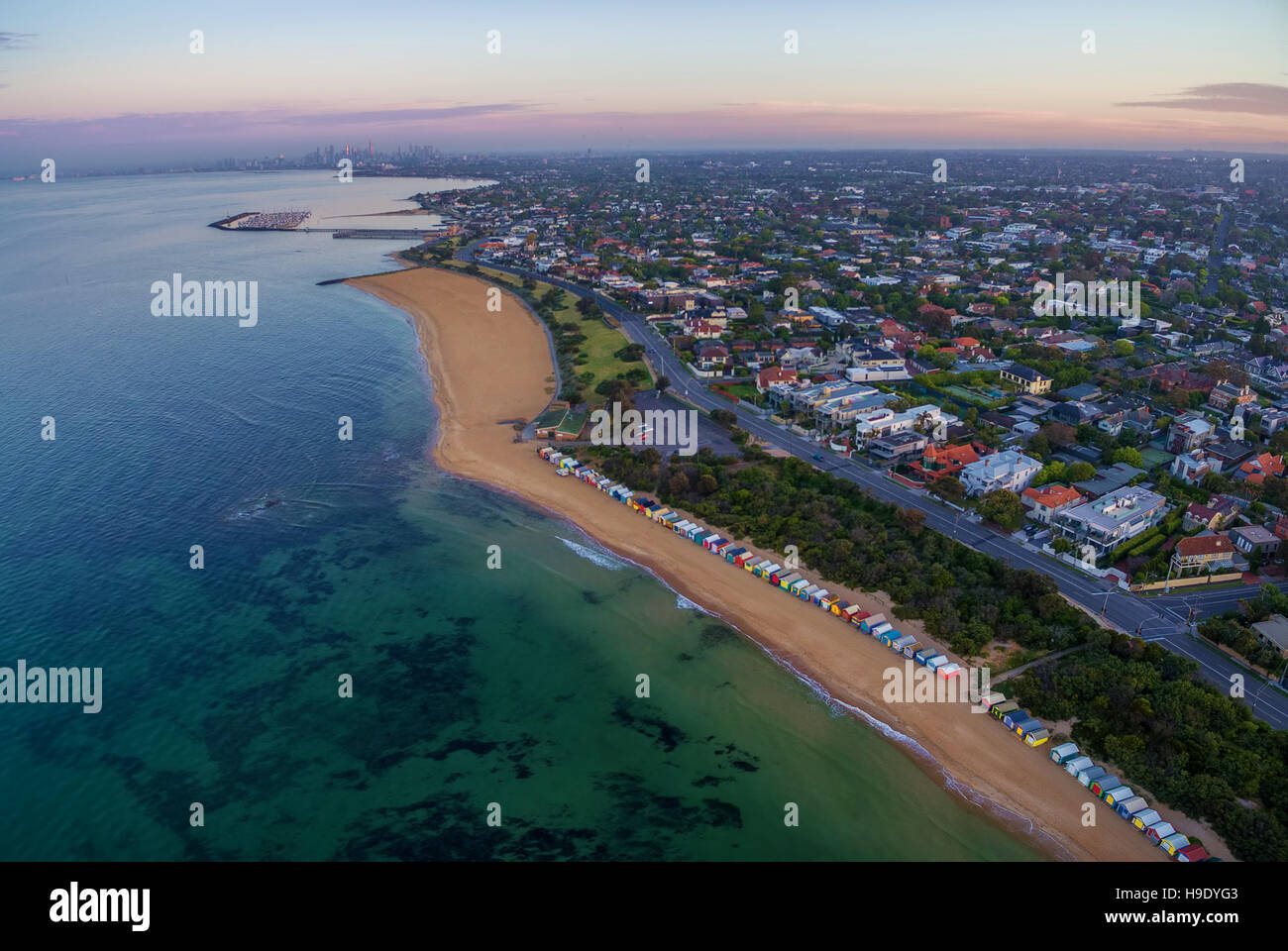 Vista aerea di Alba alla Spiaggia di Brighton costa con spiaggia in scatole e CBD in distanza. Melbourne, Victoria, Australia. Foto Stock