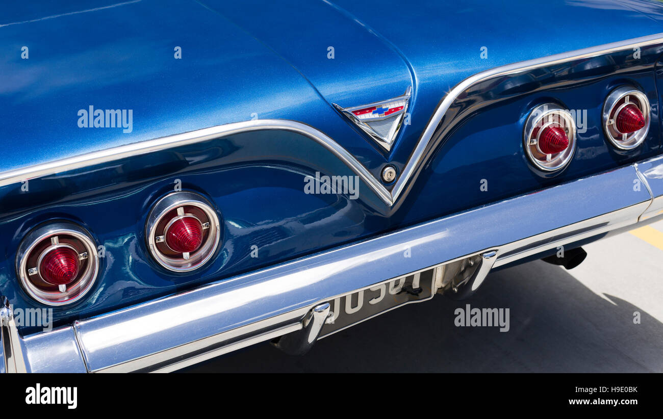 Dettaglio della sezione posteriore di un 1961 Chevy Bel Air automobile comprendente le luci posteriori e la Chevrolet badge, a Brisbane, Australia Foto Stock