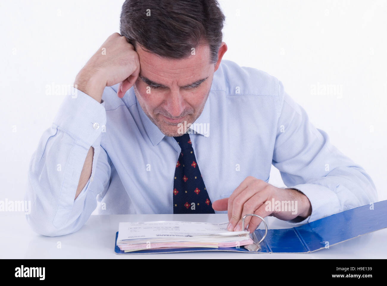 Imprenditore, over 50, con ricevute bancarie Foto Stock