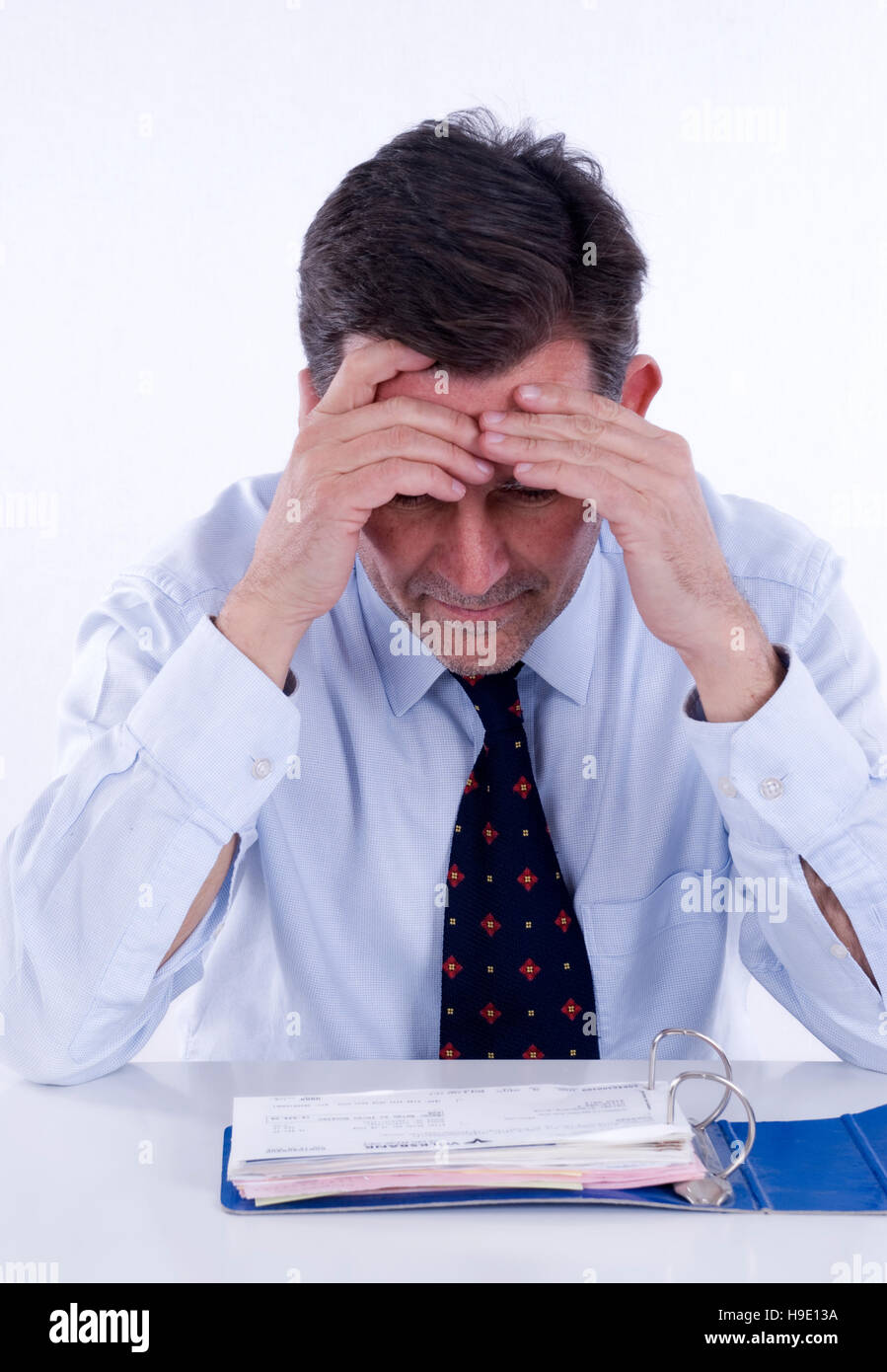 Imprenditore, over 50, con ricevute bancarie Foto Stock