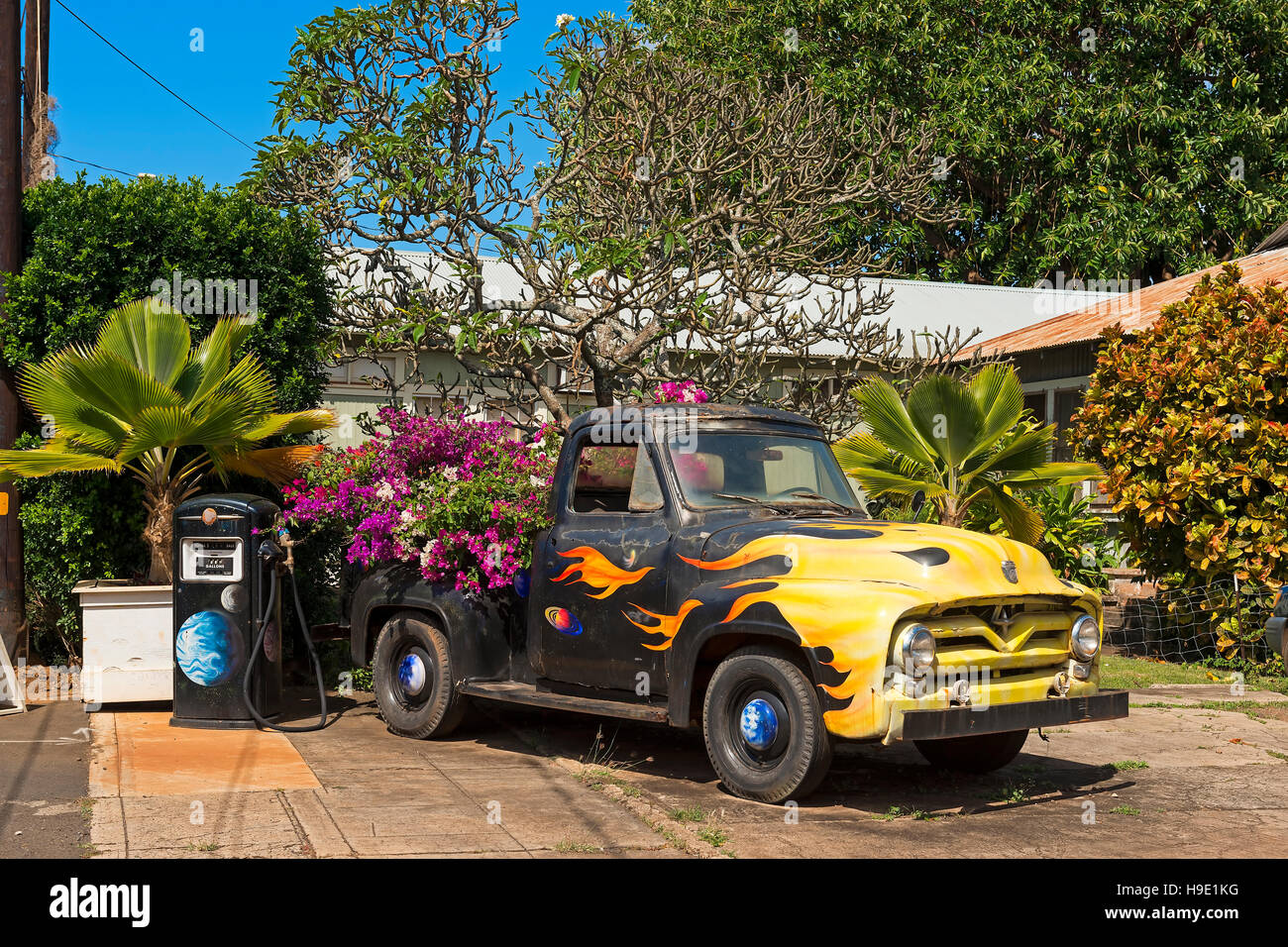Auto d'epoca, decorato con fiori, la vecchia stazione di benzina, Eleele, Isola di Kauai, Hawaii Foto Stock